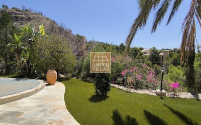 Fantastic villa with large plot, offering privacy and sea views.